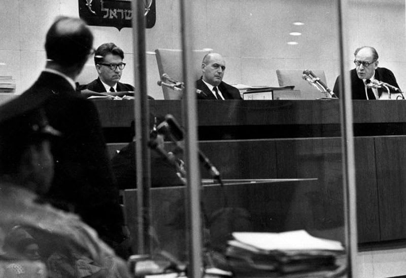 השופטים במשפט אייכמן, 1961. משמאל לימין: הלוי, לנדוי ורווה