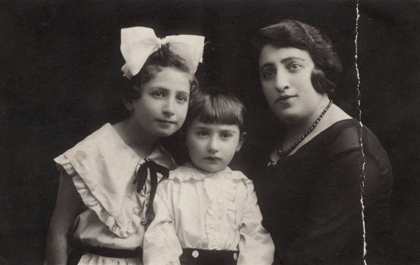 Tema Lea and her children, Shifra and Salek