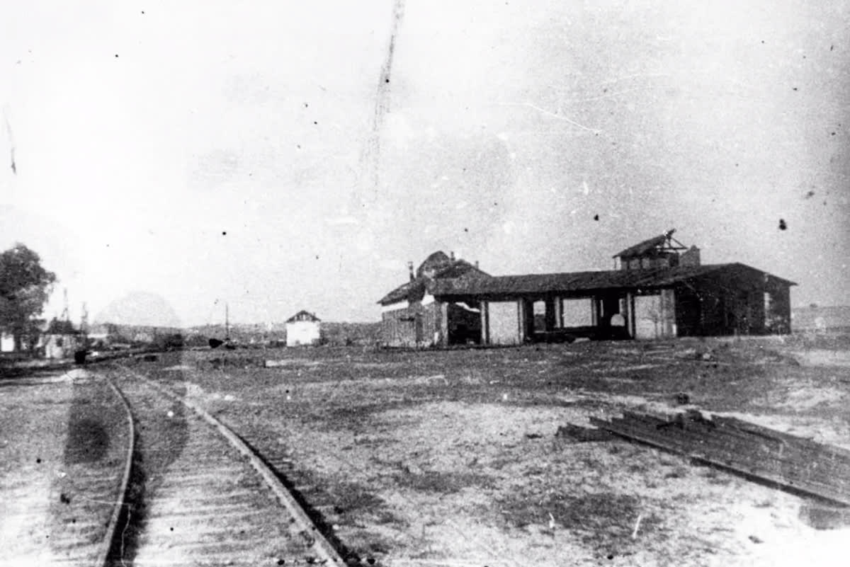 פולין , בלזץ', פסי הרכבת וצריפים שבמחנה, 1960.
