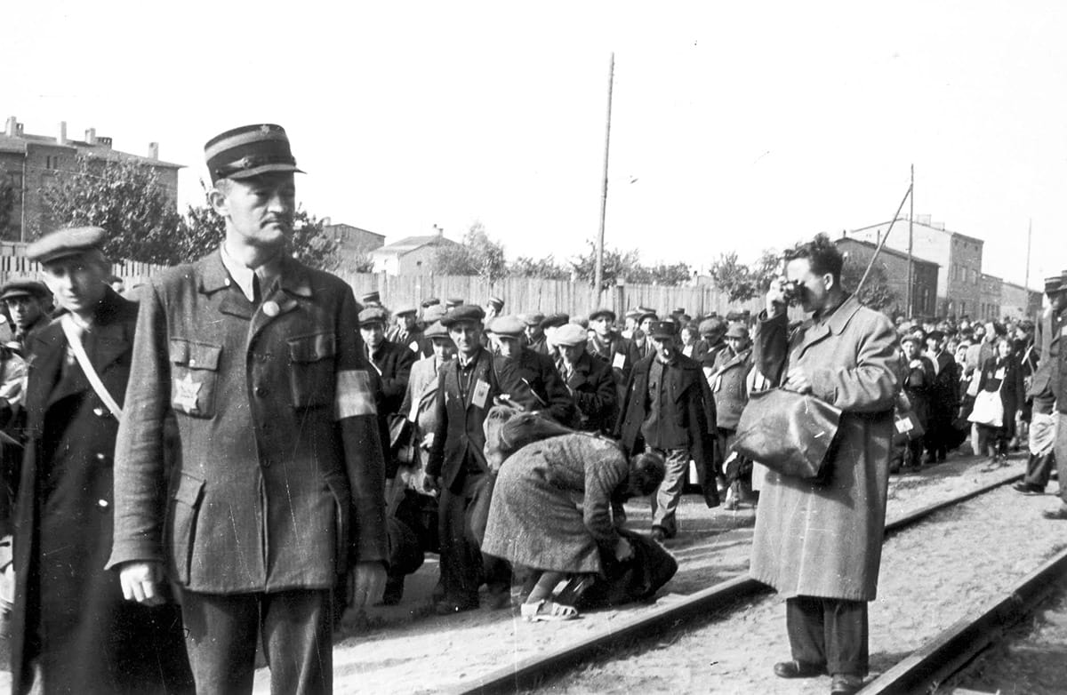 Mendel Grossman (from right) photographing the deportation of Jews from the Łódź ghetto.