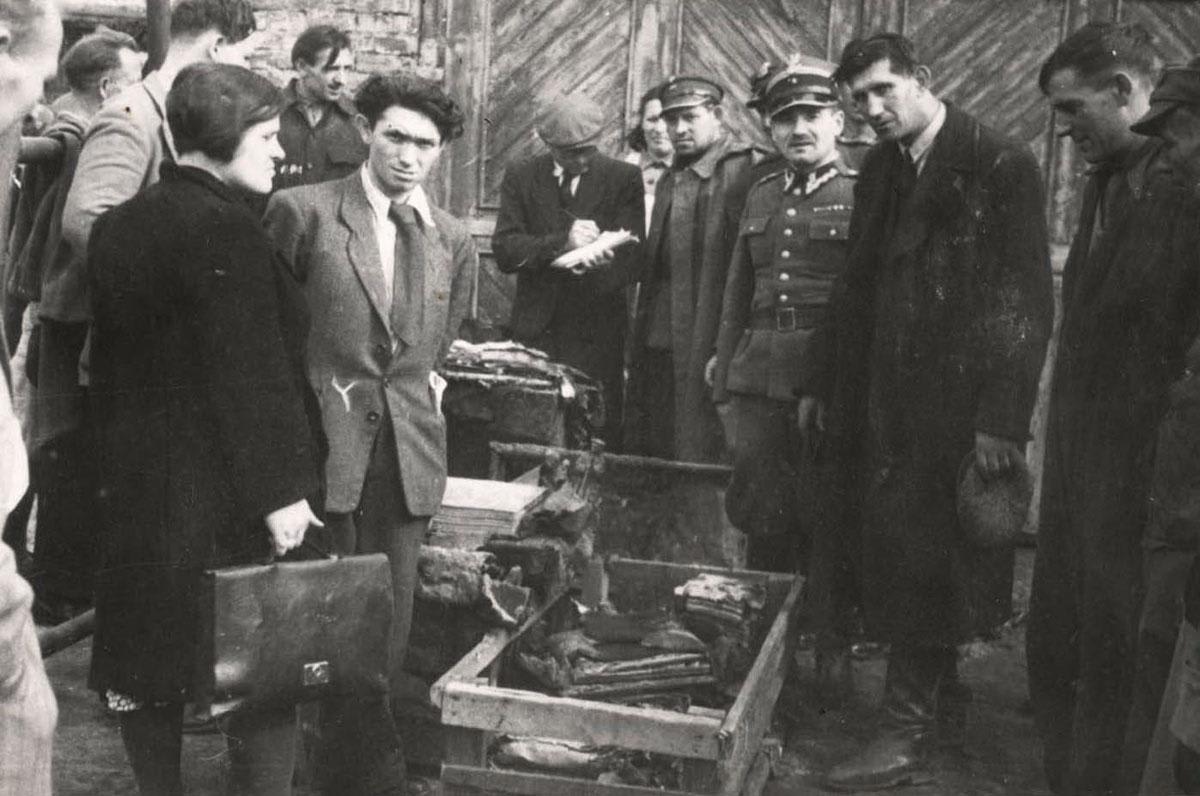 Discovery of one of the hiding places of the archival materials of the Lodz Ghetto Archive at #13 Lutomierska Street, the former site of the fire department of the ghetto, October 1946