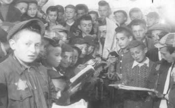 תפילה קבוצתית של ילדים בגטו.