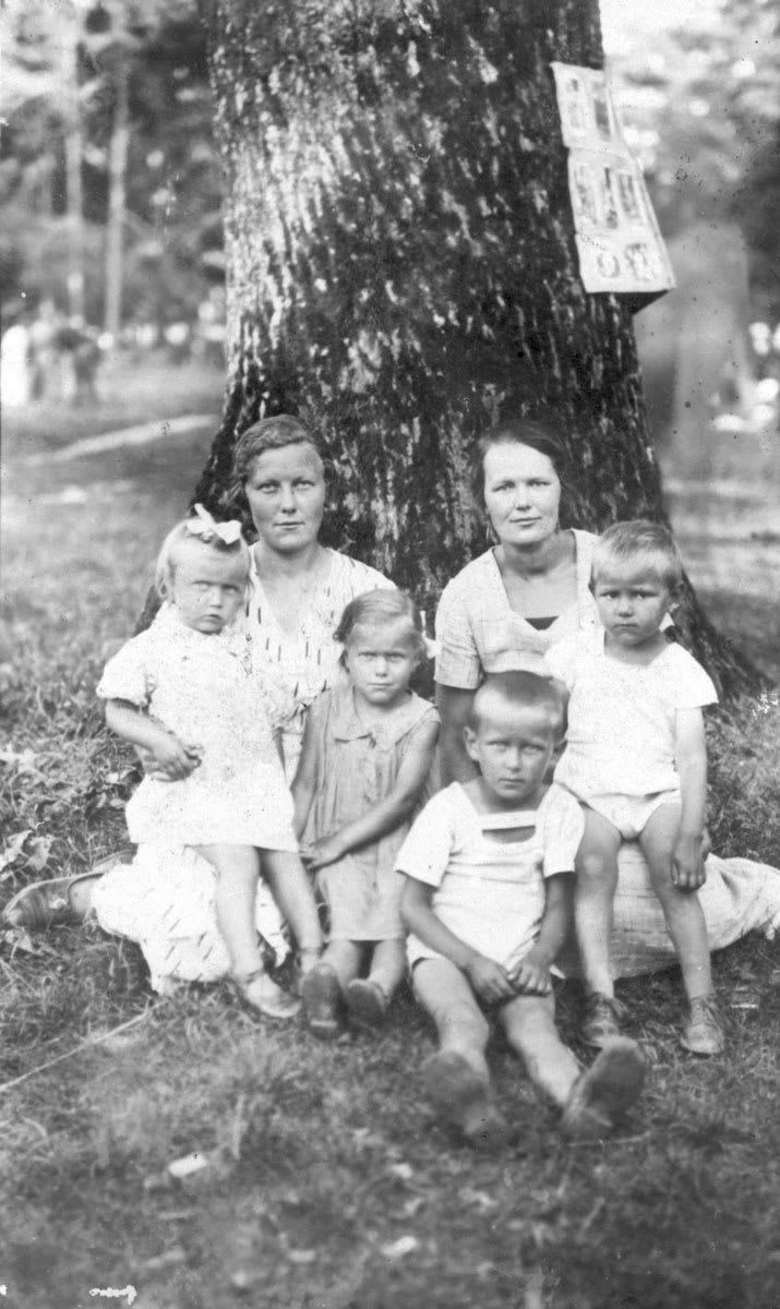 Rescuers Anastasia Yemelianova (on the right) and Ustinia Vasilieva (on the left), 1940