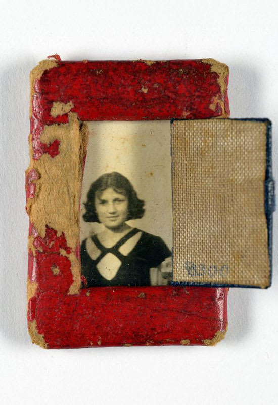 Pendant made by Gershon Henoch Kessel for his wife Frania while they were in the Piotrków ghetto