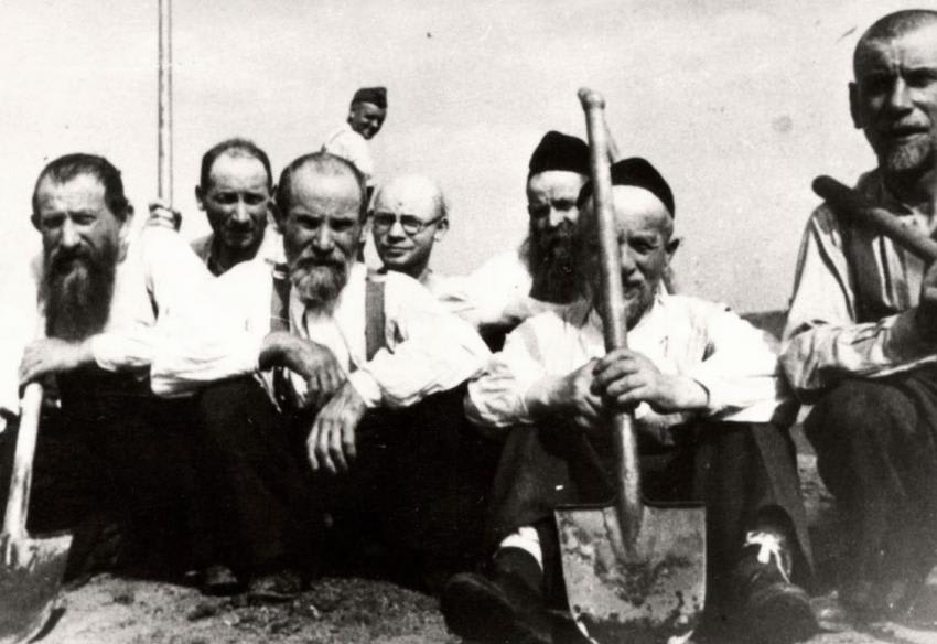 Jews conscripted for forced labor, Dąbrowa Górnicza. Right: Mendel Ostrovich.