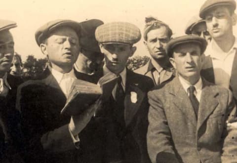 תצלום קבוצתי ליד קבר אחים, 1945- 1946