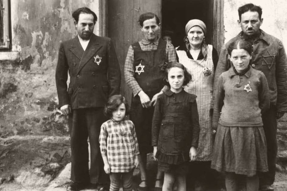 בני משפחה יהודית עונדים טלאי צהוב, ולוצלאווק, פולין