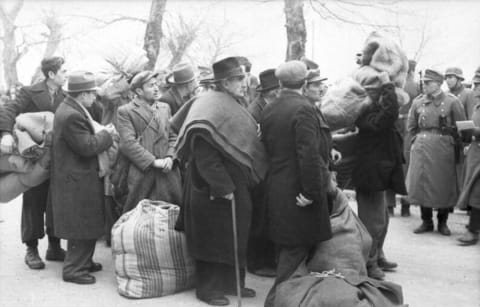 The deportation of the Jews of Ioannina to Larissa, March 1944. From Larissa the Jews were deported to Auschwitz.