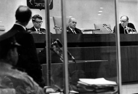 השופטים במשפט אייכמן, 1961. משמאל לימין: הלוי, לנדוי ורווה