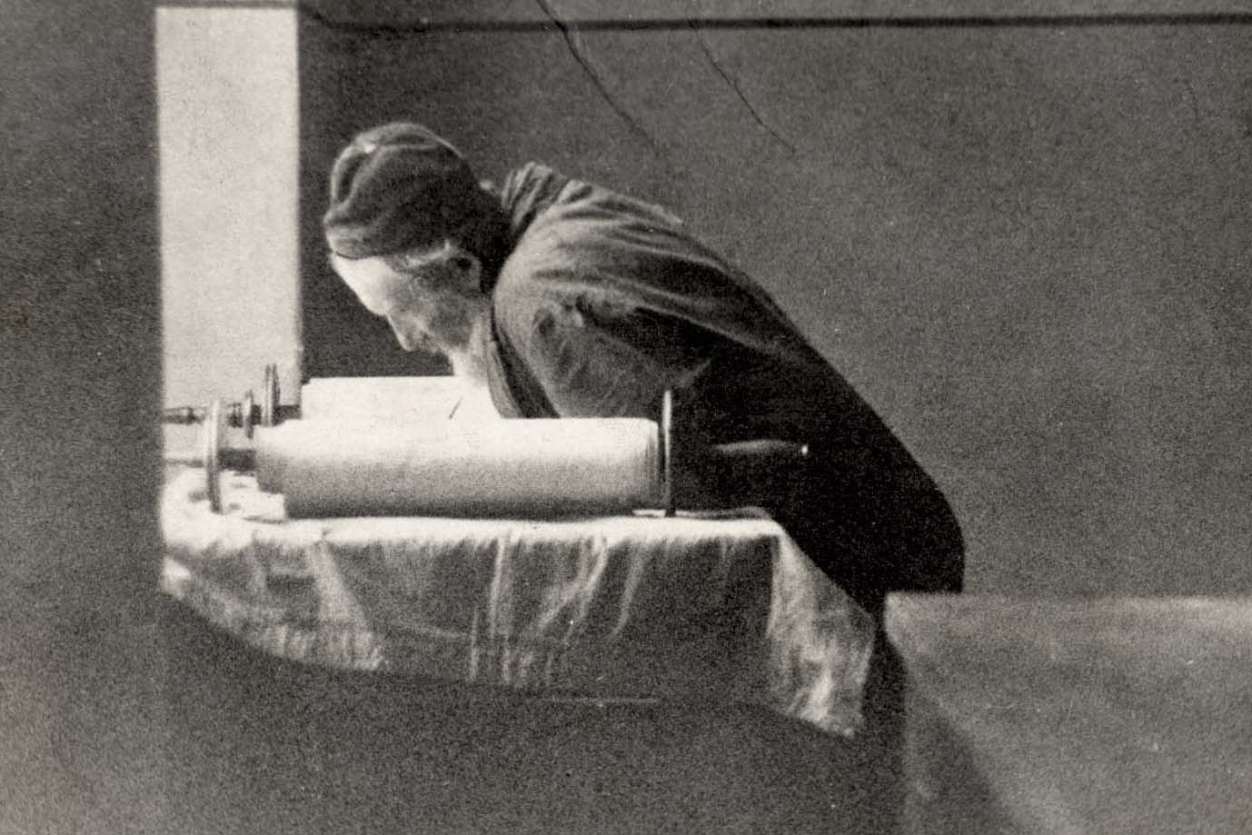 יהודי רוכן מעל ספר תורה בגטו לודז'