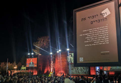 כשהמילים פוגשות את הזיכרון - "שירה בחוצות יד ושם"