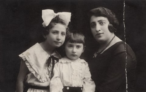 Tema Lea and her children, Shifra and Salek