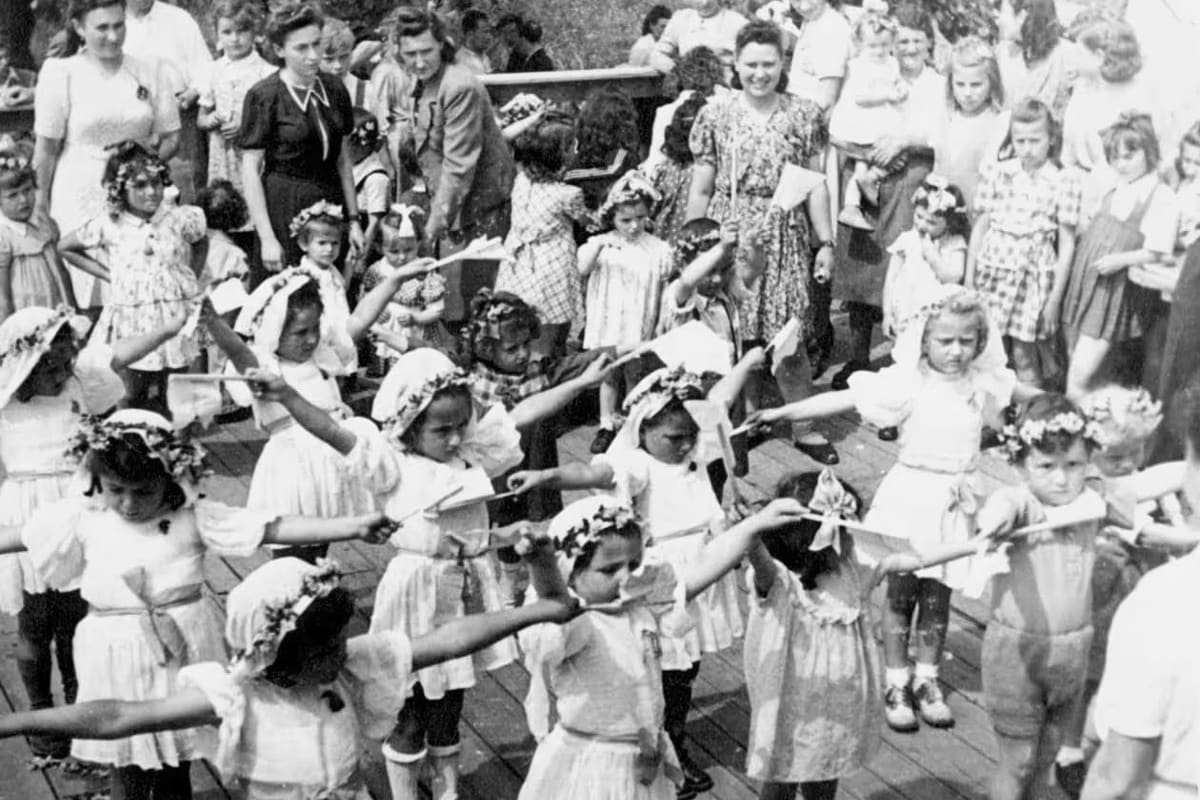 Germany , Leipheim, ילדות רוקדות בחגיגת חג השבועות, במחנה העקורים.