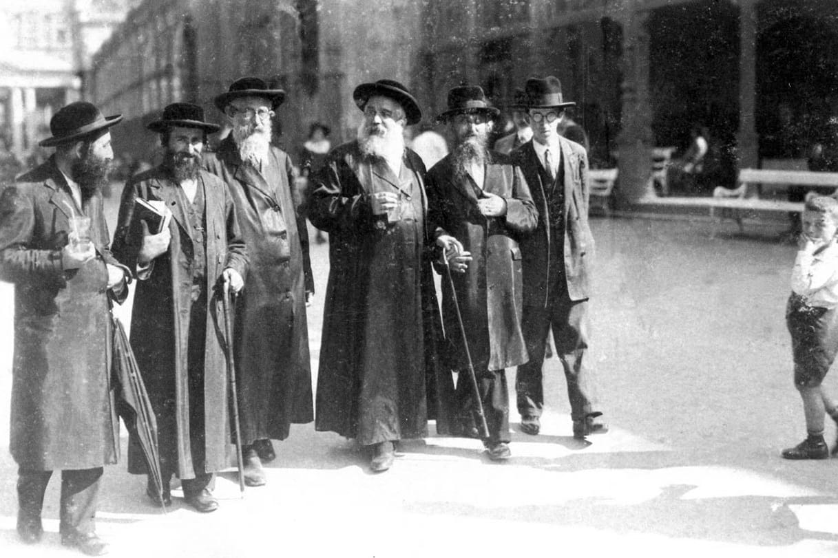 Rabbi Chaim Elazar Shapira of Munkács with his Hasidim