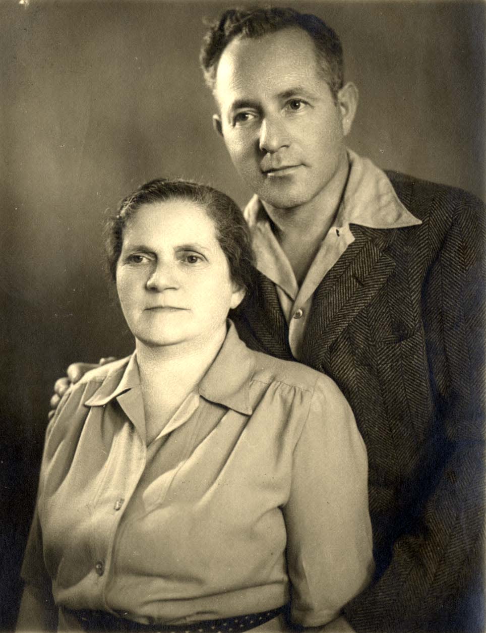Leib Kunikhovski with Zlate Sandler, a former fellow-resident of Alytus