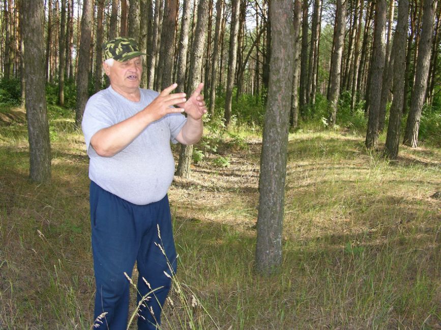 Anatolii Orlovskiy points out the murder site in Belynichi. Photographer: 	Alexander Litin, 2008.