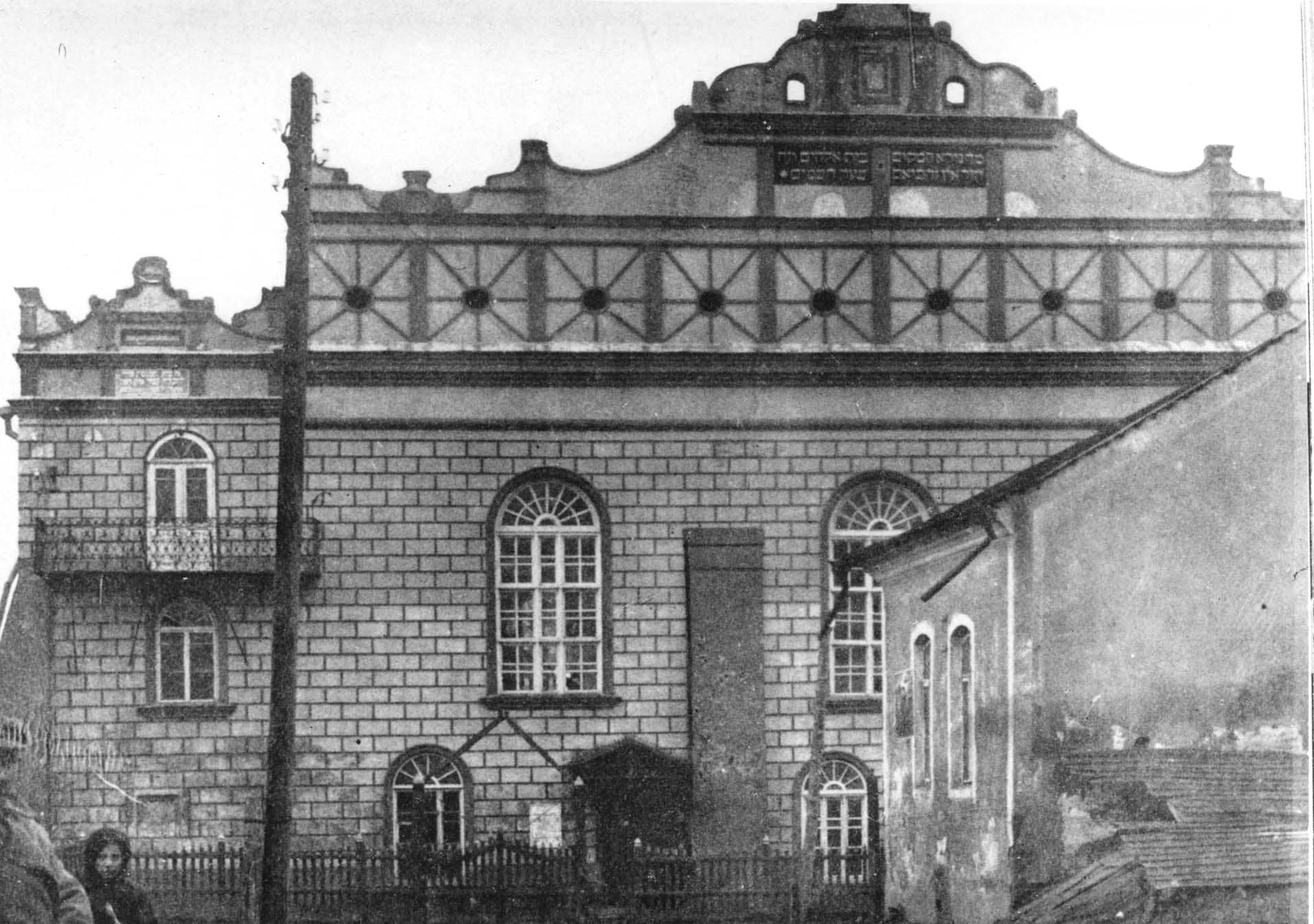The exterior of the synagogue of the Maharsha in Ostróg, a prewar view.