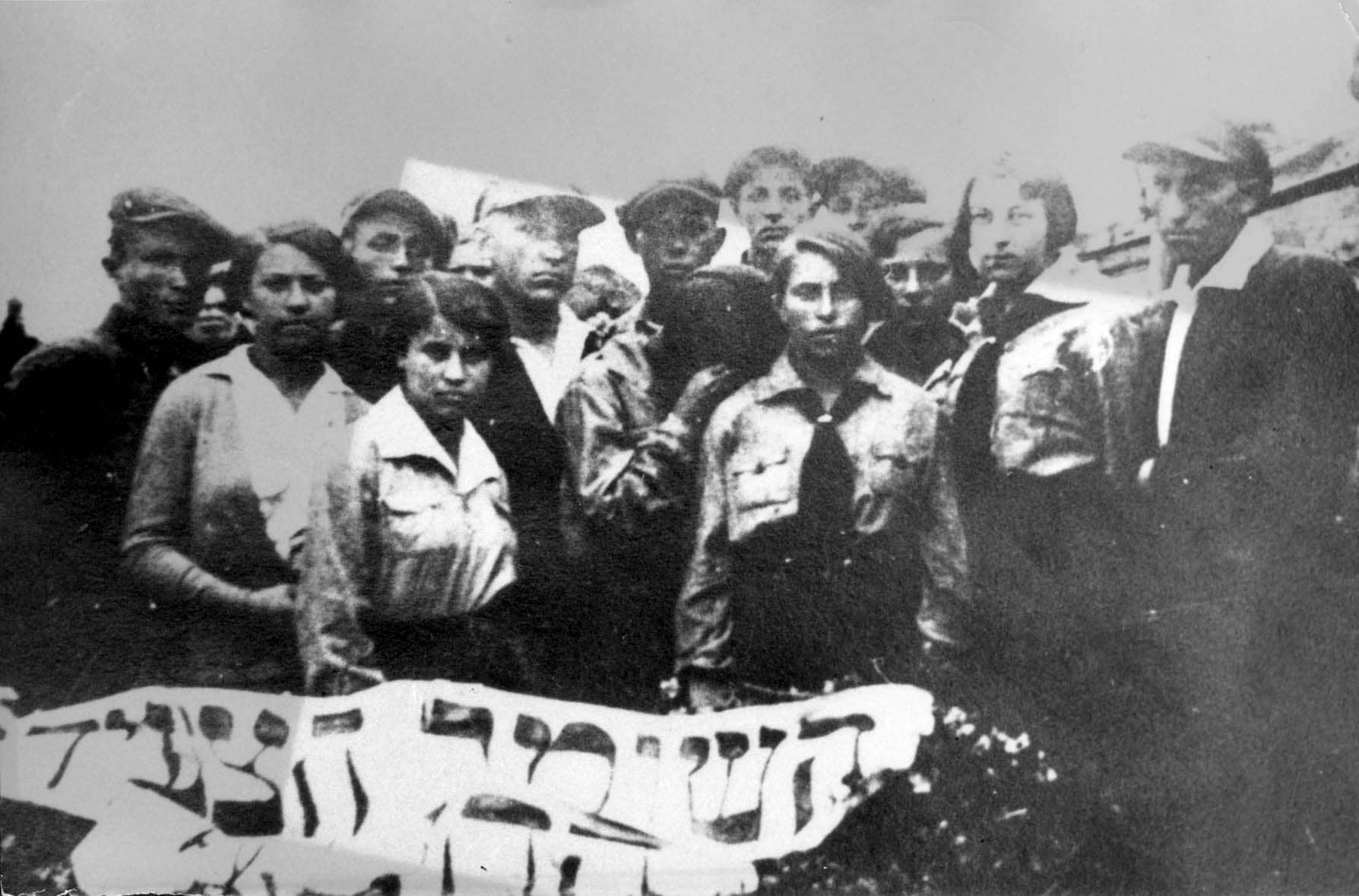Members of the Hazhomer Hatzair youth movement