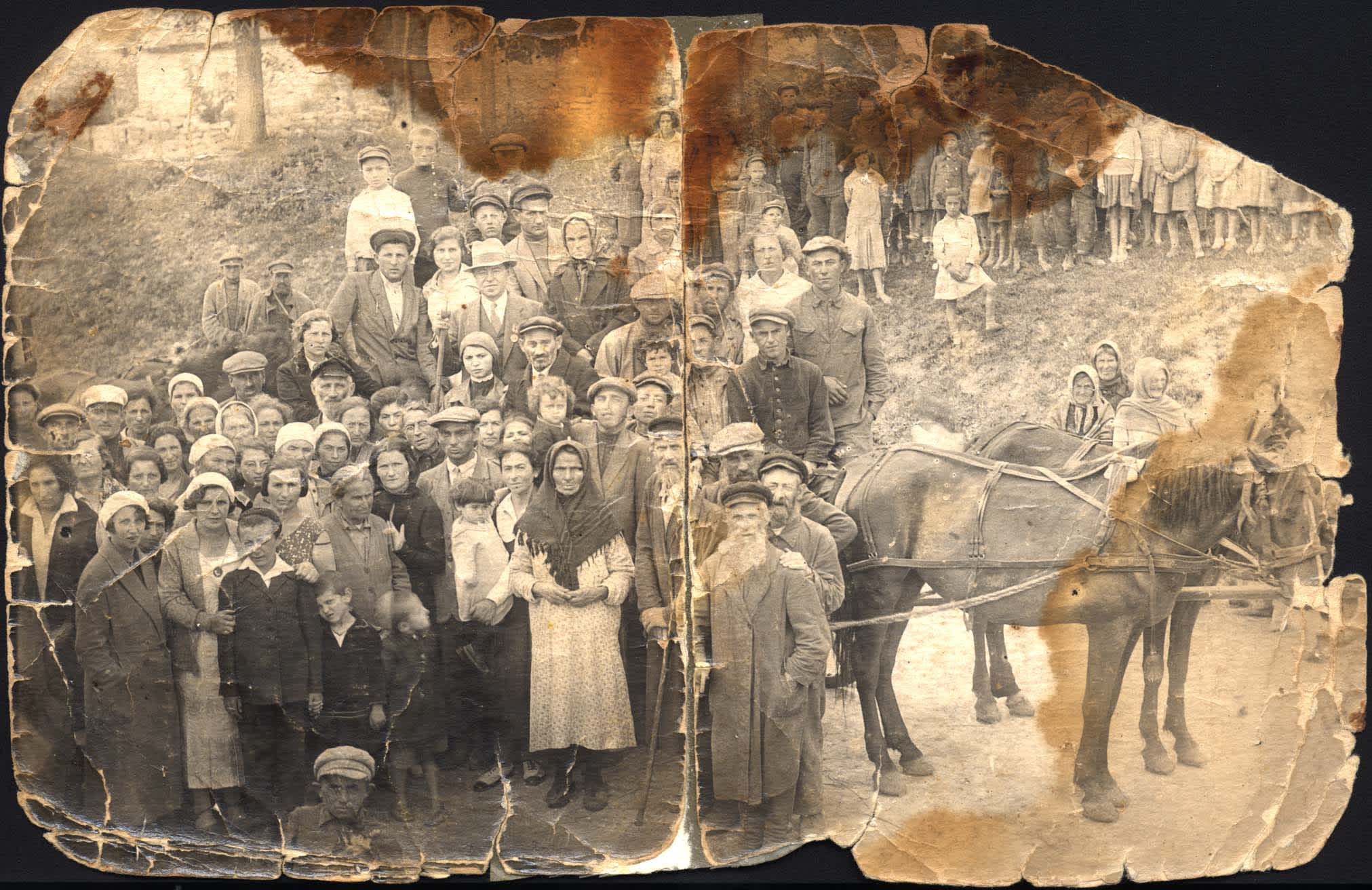 The extended Maidanchik familly, photograph taken before the war