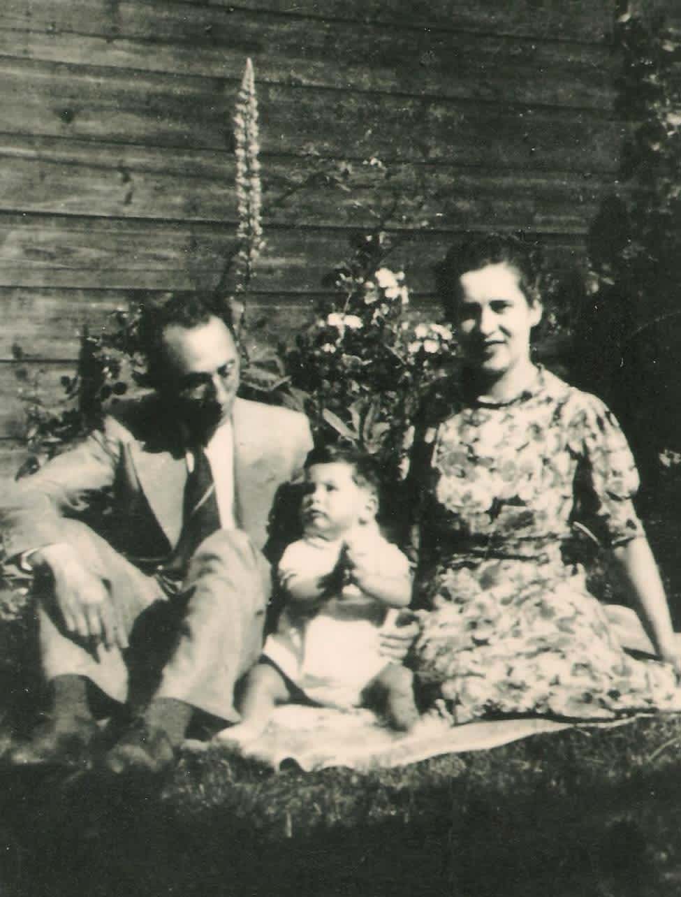 Digital File : CAS-290785 Izrael and Lea Loebel with their son Simi. 1940 Submitted by Miriam Selwyn in 2020