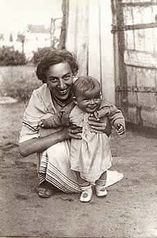 Digital File : P324443, later addition, Tzipa(Tzipora) with her daughter Rachela