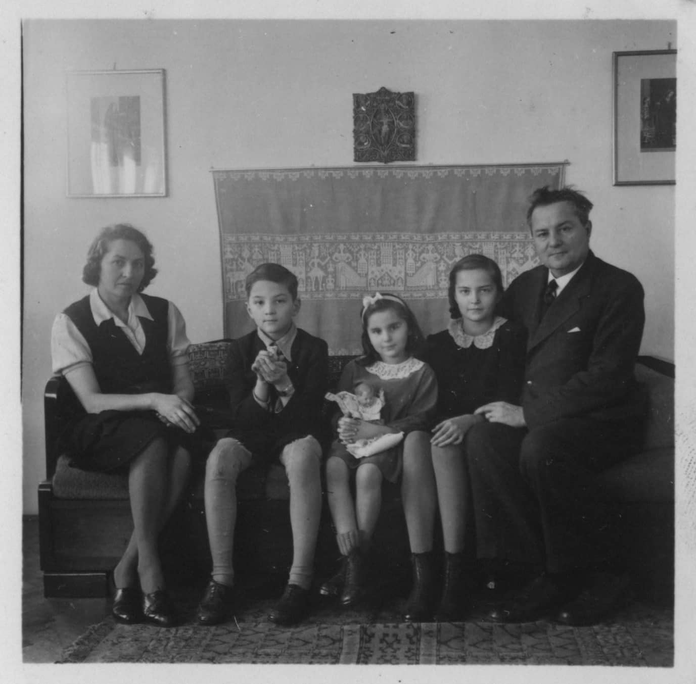 left to right Leszkovszky Györgyné sz. Gajas Margit, (ifj.) Leszkovszky György (1934-), Leszkovszky Márta (1938-), Leszkovszky Ágnes (1932-2010), Leszkovszky György, 1943