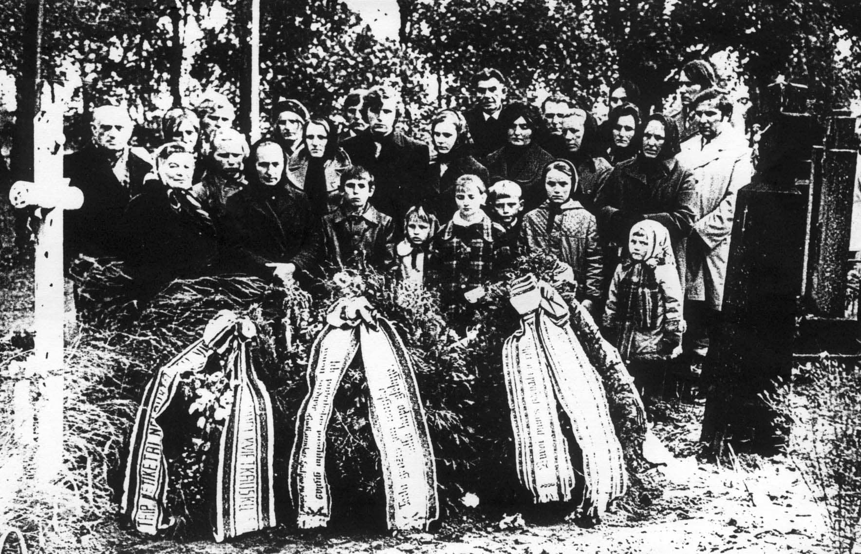 Veronika Užemeckiene's funeral. From left to right - Cerna's husband, rescued Cerna Markevich, Veronika's daughter Petre  Bernikiene and the rest of the rescuers' family. 6.10.1977