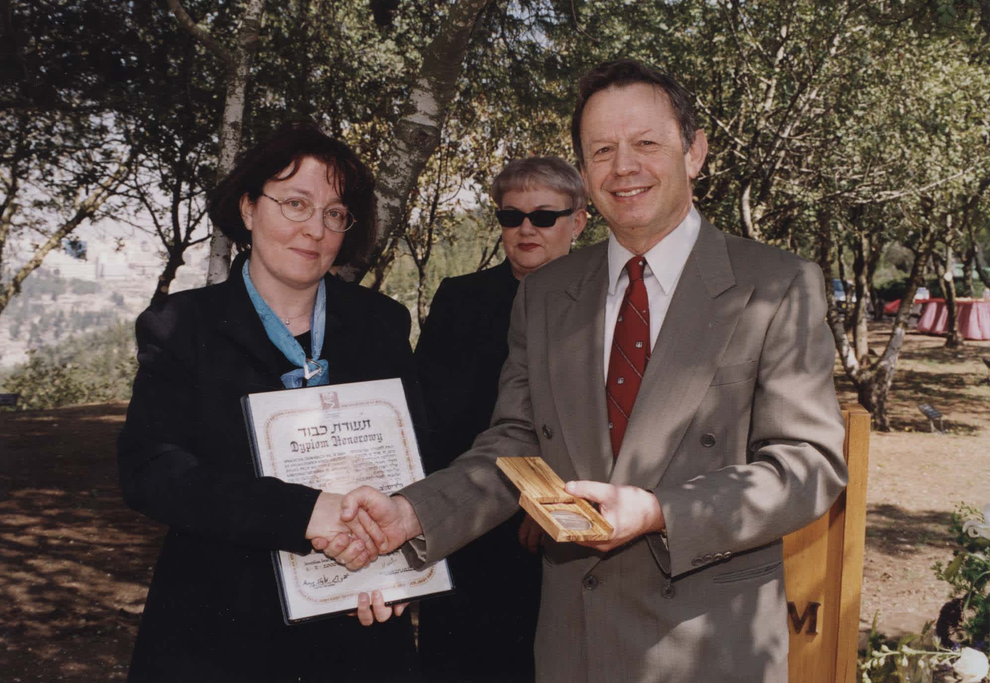 Wladyslaw's grandchild recieving a Medal of Honour in his stead