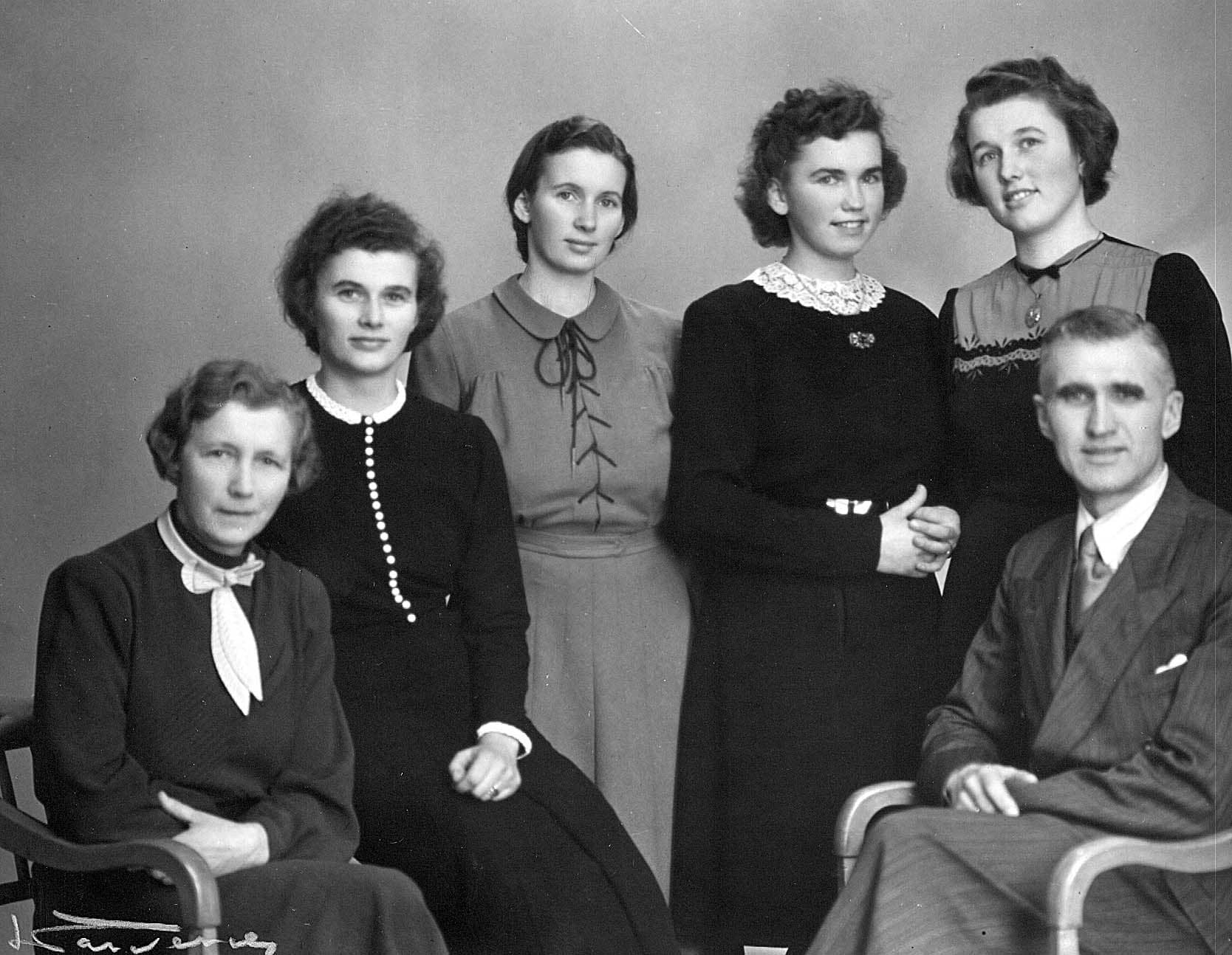 From left to right: Agnes Wilhelmsen, Alfhild Bonnevie, Agnes Follestad. Seated on the right Carl Wilhelmsen