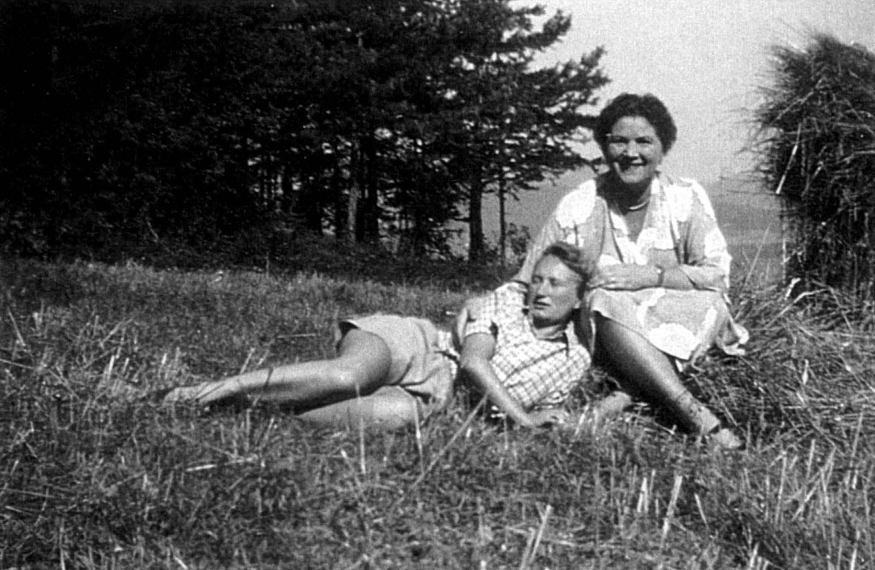 Elga and Fritzi, August 1951