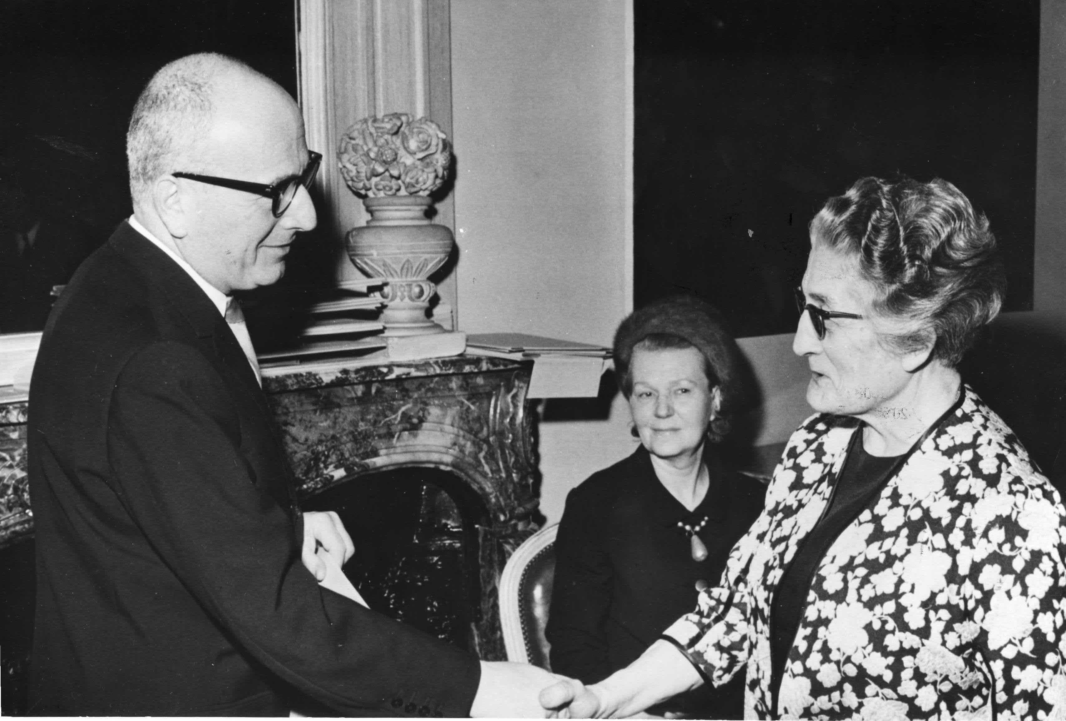 Germaine Chesneau receives the medal of the Righteous