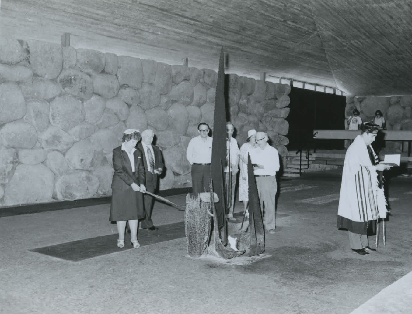 Ceremony in Honor of Pisula michael and his wife and his daughter Natalia Drozdz in the Hall of Remembrance. Yad Vashem, 15.08.1980