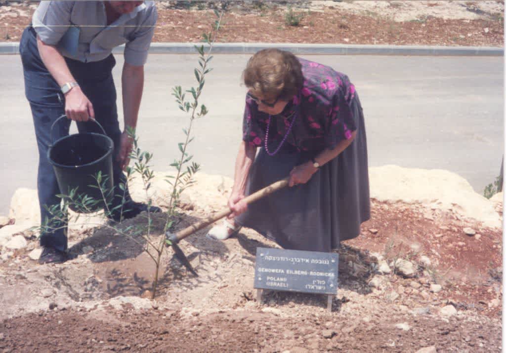 Genia (Genowefa) Eilberg at the tree planting ceremony. Yad Vashem, 12.6.1989