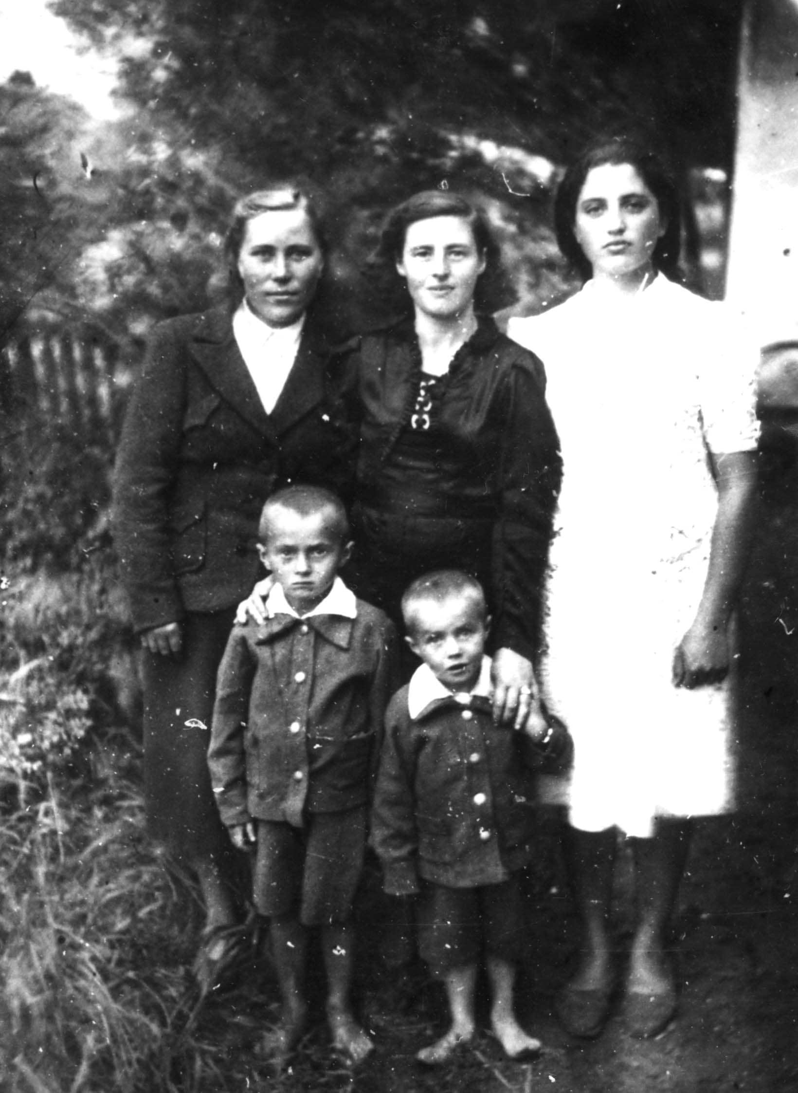 The rescued ( on the rifht)  with the rescuers' relatives