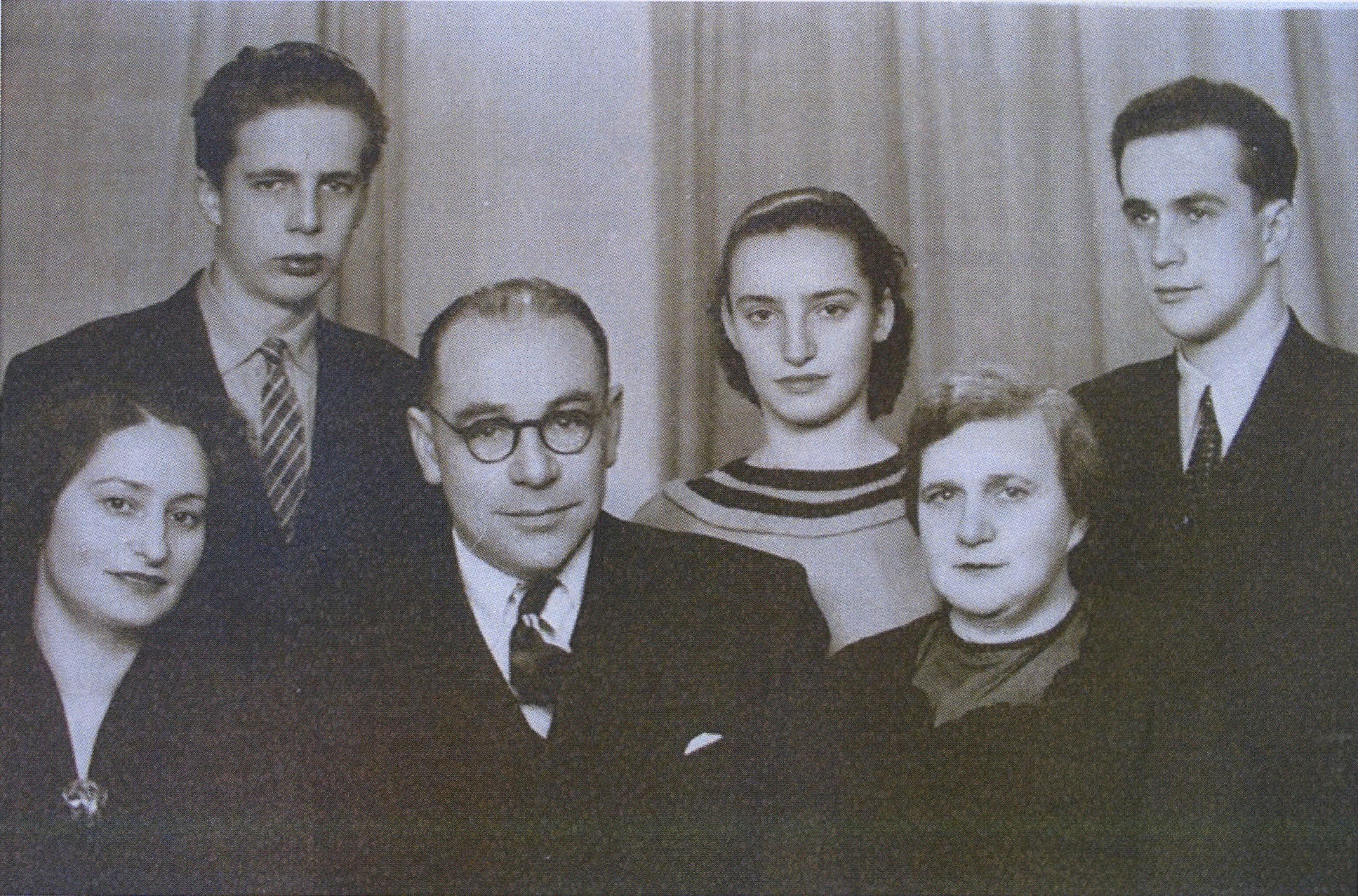 from left, sitting: Rosa Nieburg, Friedrich Kumerow, Zenja Kumerow. Standing: Aviva Braver (nee Nieburg) and the Kumerows' sons, Roman & Yuriy.