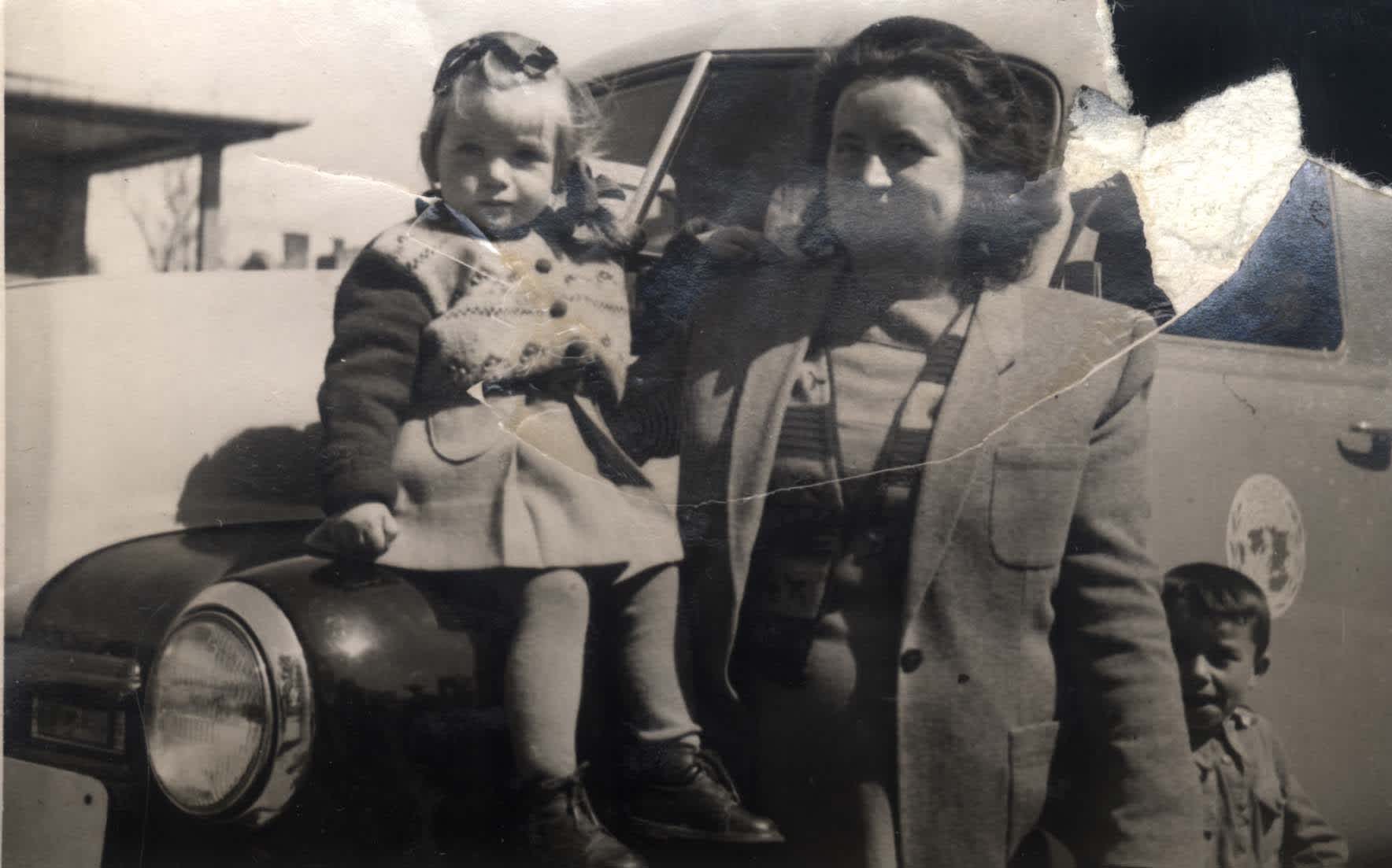 Stanislawa Rotman with her daughter Bozenna, 1949