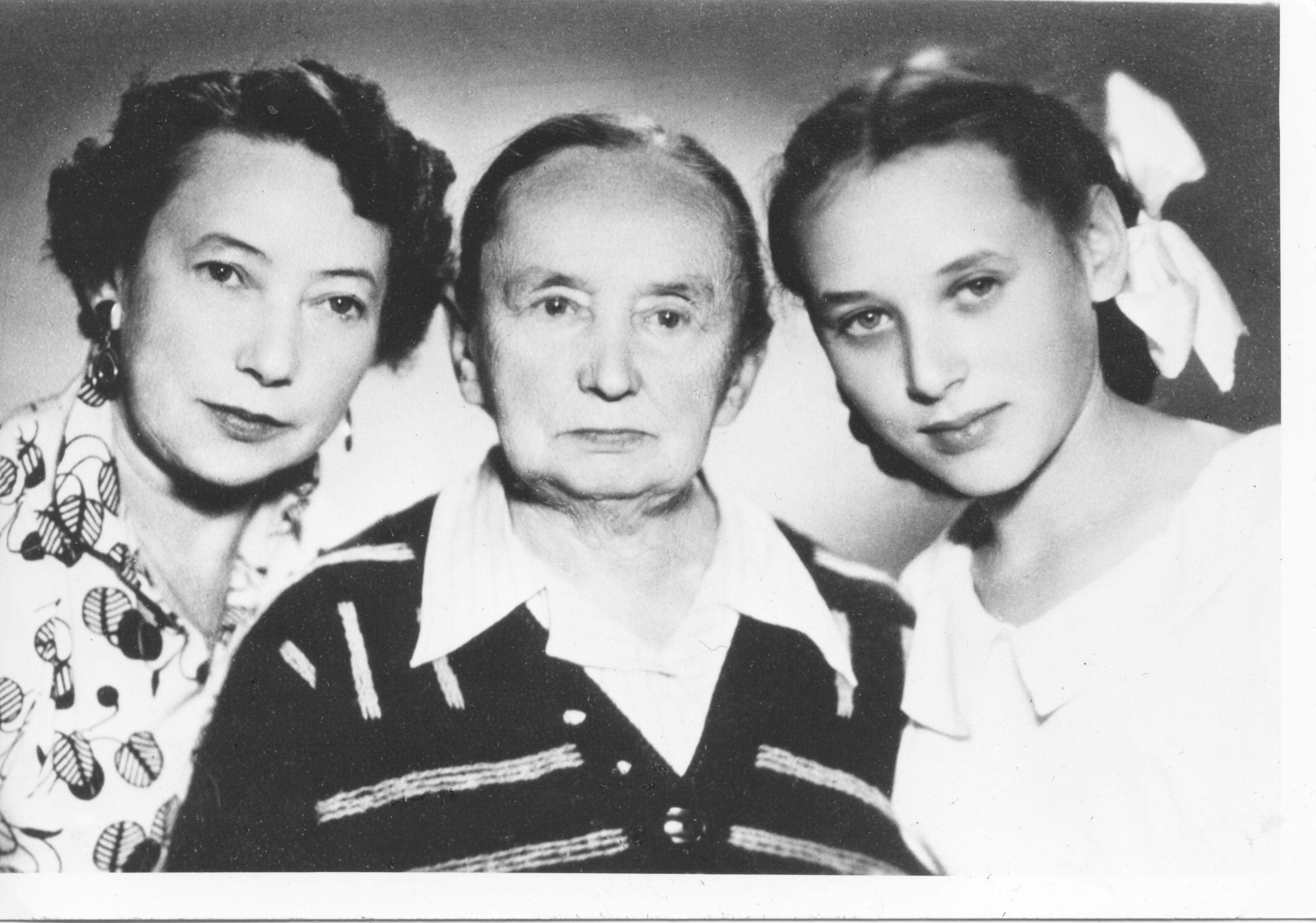 From left to right - rescued Polina Fruman, her mother Eta Gavronskaya and daughter Shlomit