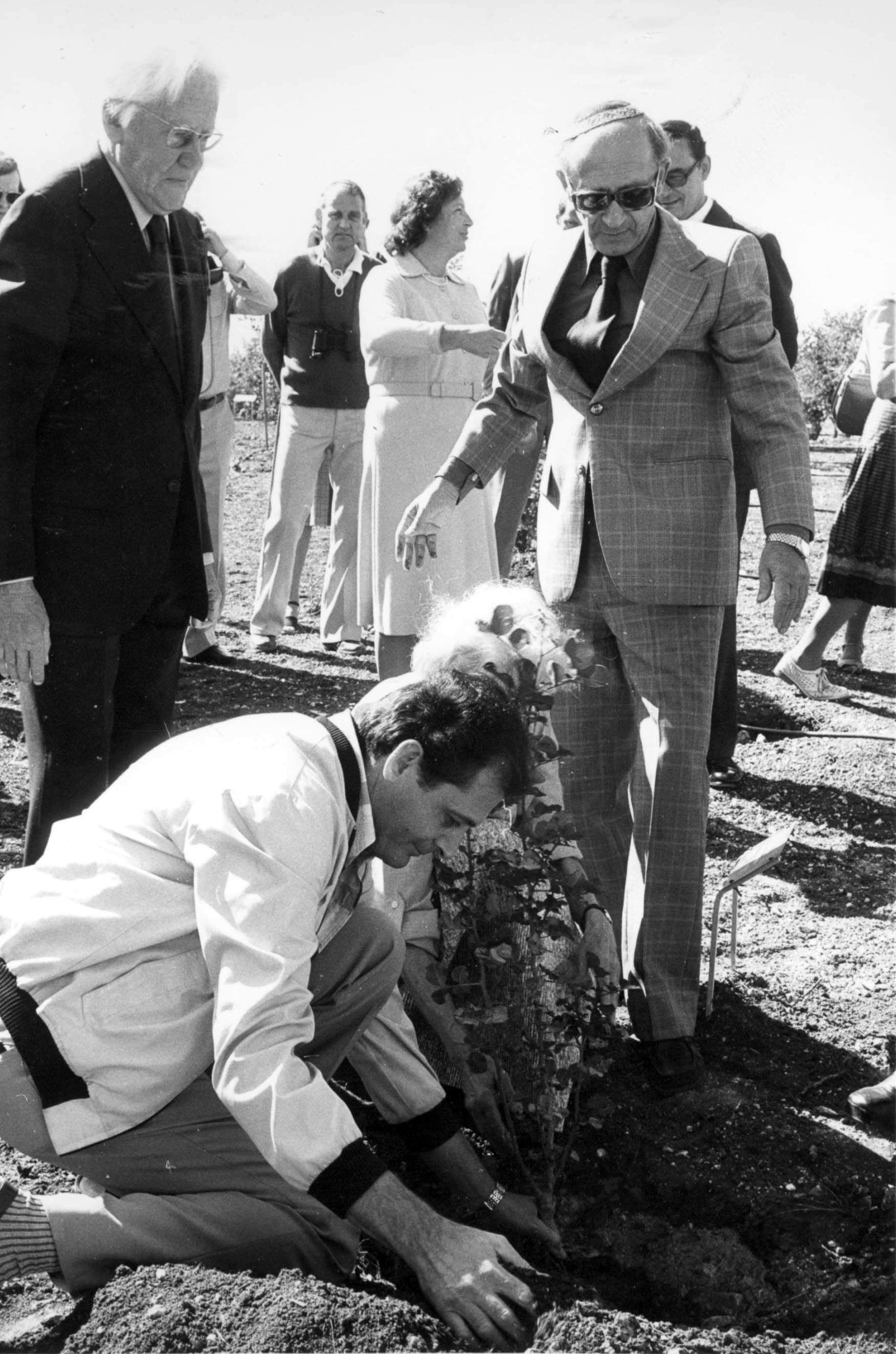 Tree Planting Ceremony in Honor of Hanning Schroeder. Yad Vashem. 5.11.1978.