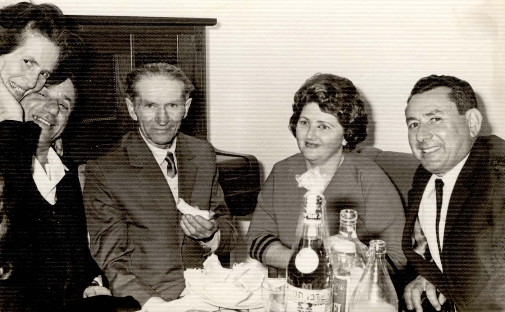 From right to left: Mordechai Szikler, Ignacy Ustianowski, Szymon Tauber and his wife, 1965