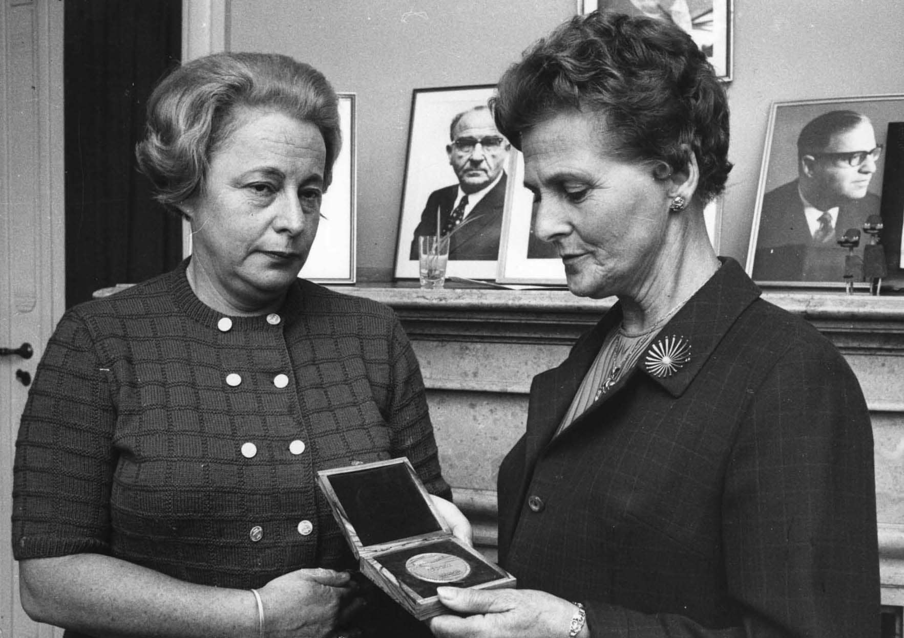Ellen Thomsen recieves a medal of honor, 09.07.1969