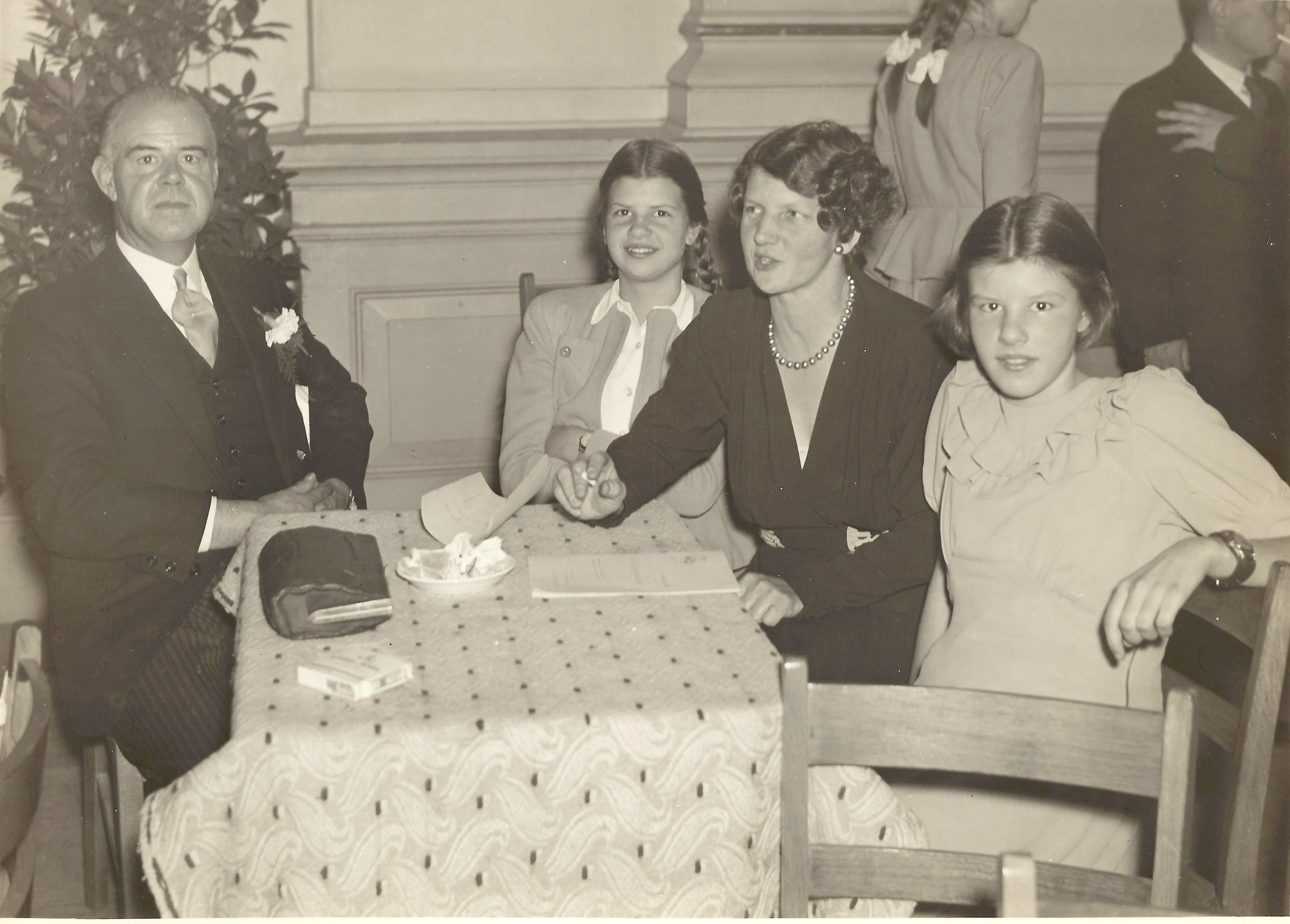 Family Bakker with their two daughters Anneke & Netteke- 1947