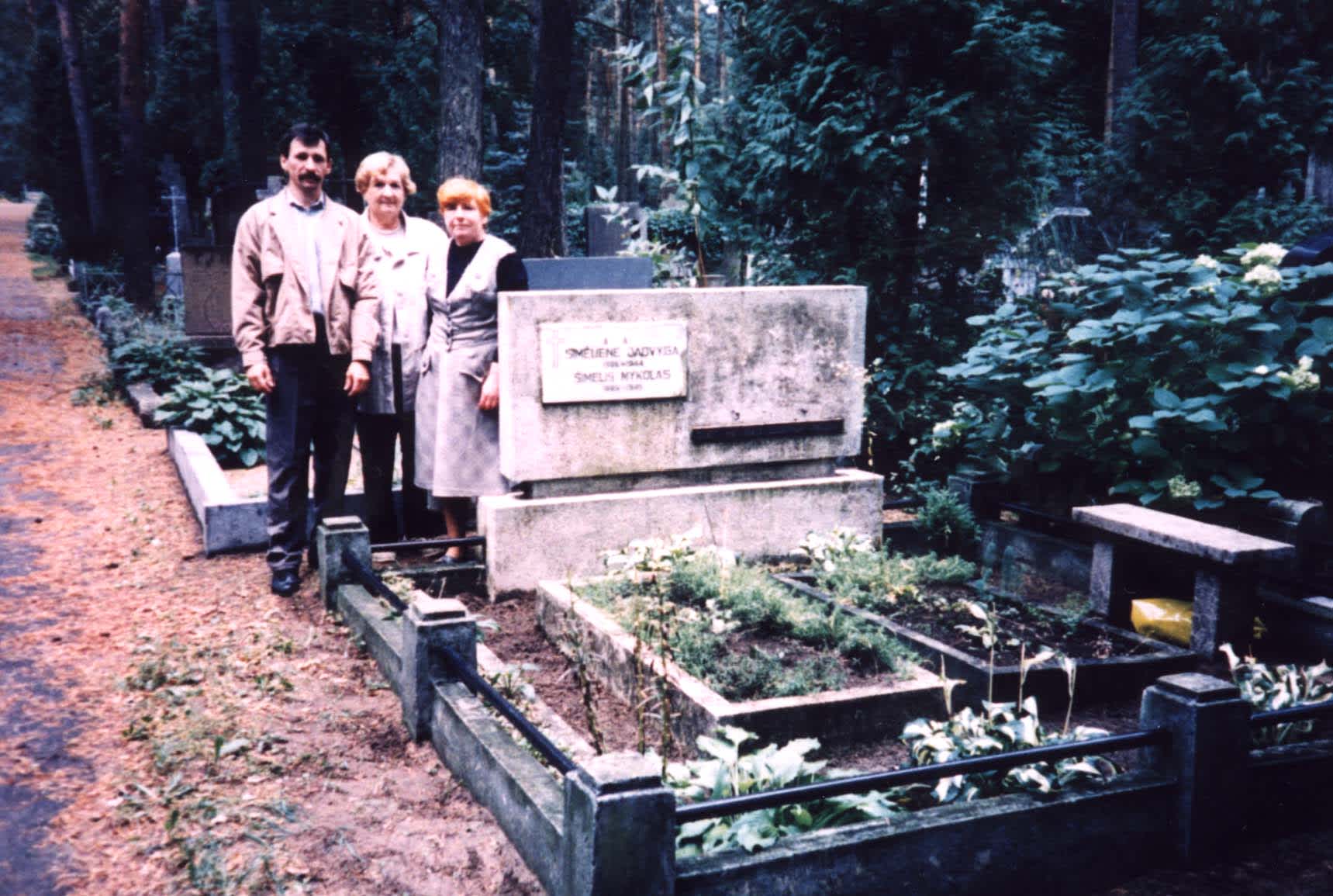 Rescued Polia Musel with the rescuers' daughter and grandson at the rescuers' grave