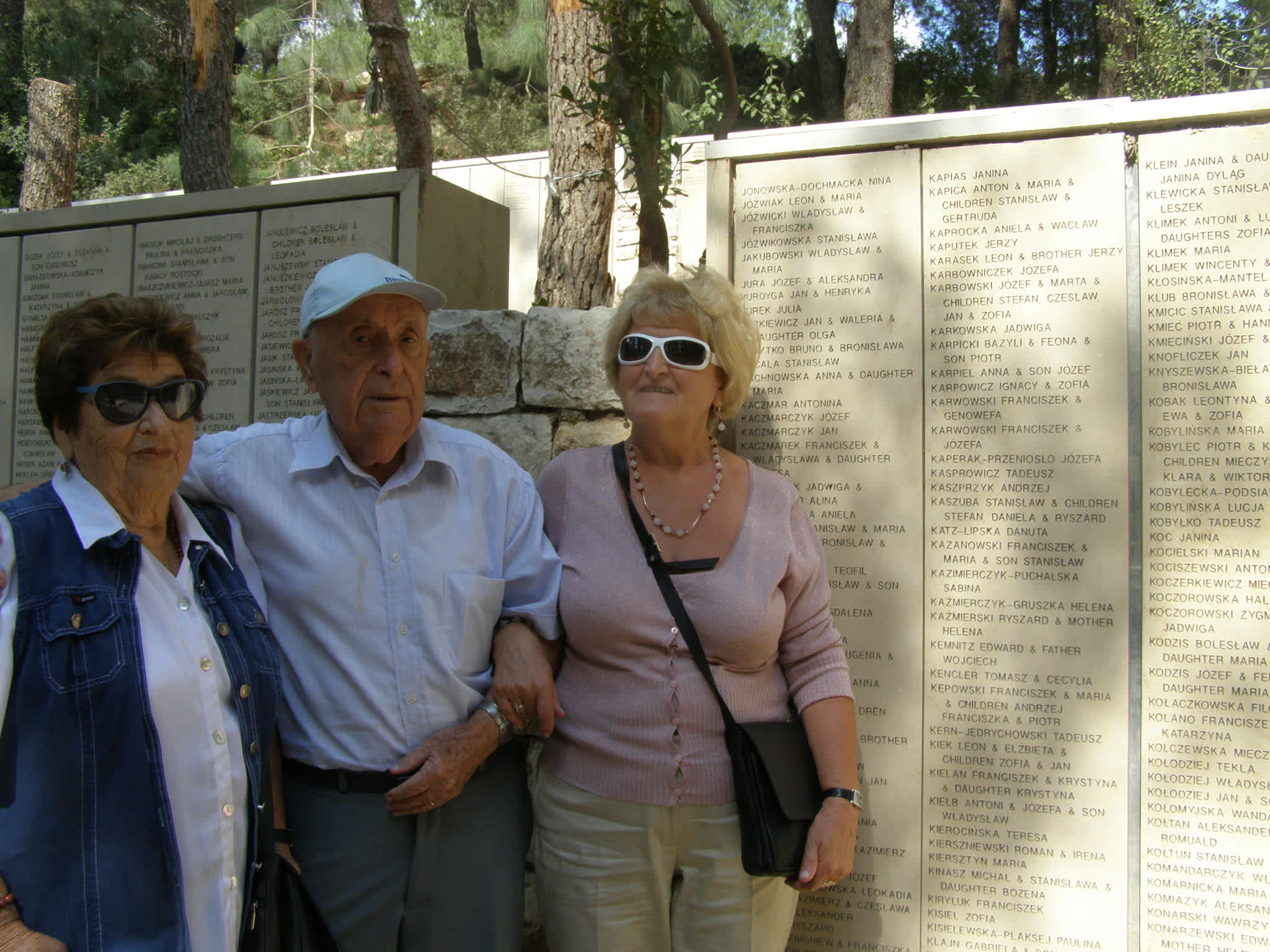 (From left) Survivor Dvora Diamant, her husband Pinchas, rescuers' daughter Janina Kaprocka, at the Garden of the Righteous, 25/10/2012.