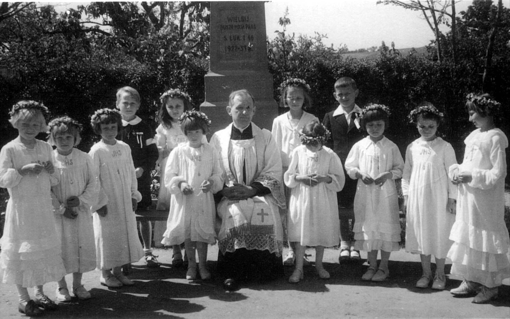 Survivor Eva Nisencwajg (5th from the left) among the other inmates of convent orphanage in Klimantow, Poland, during the wartime