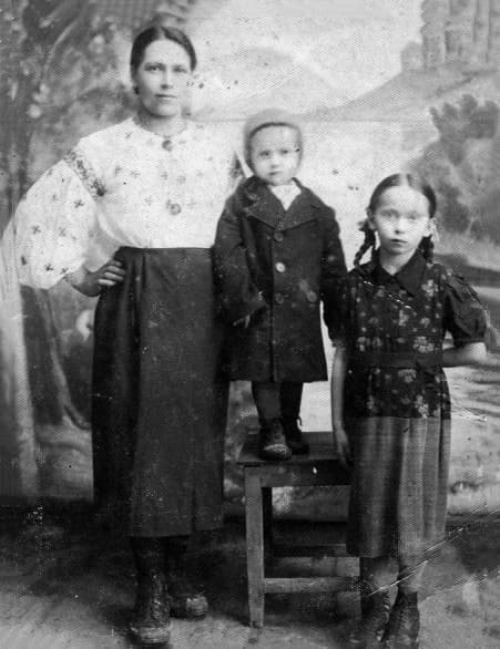 Tatyana Kontsevich and her children. Before the war