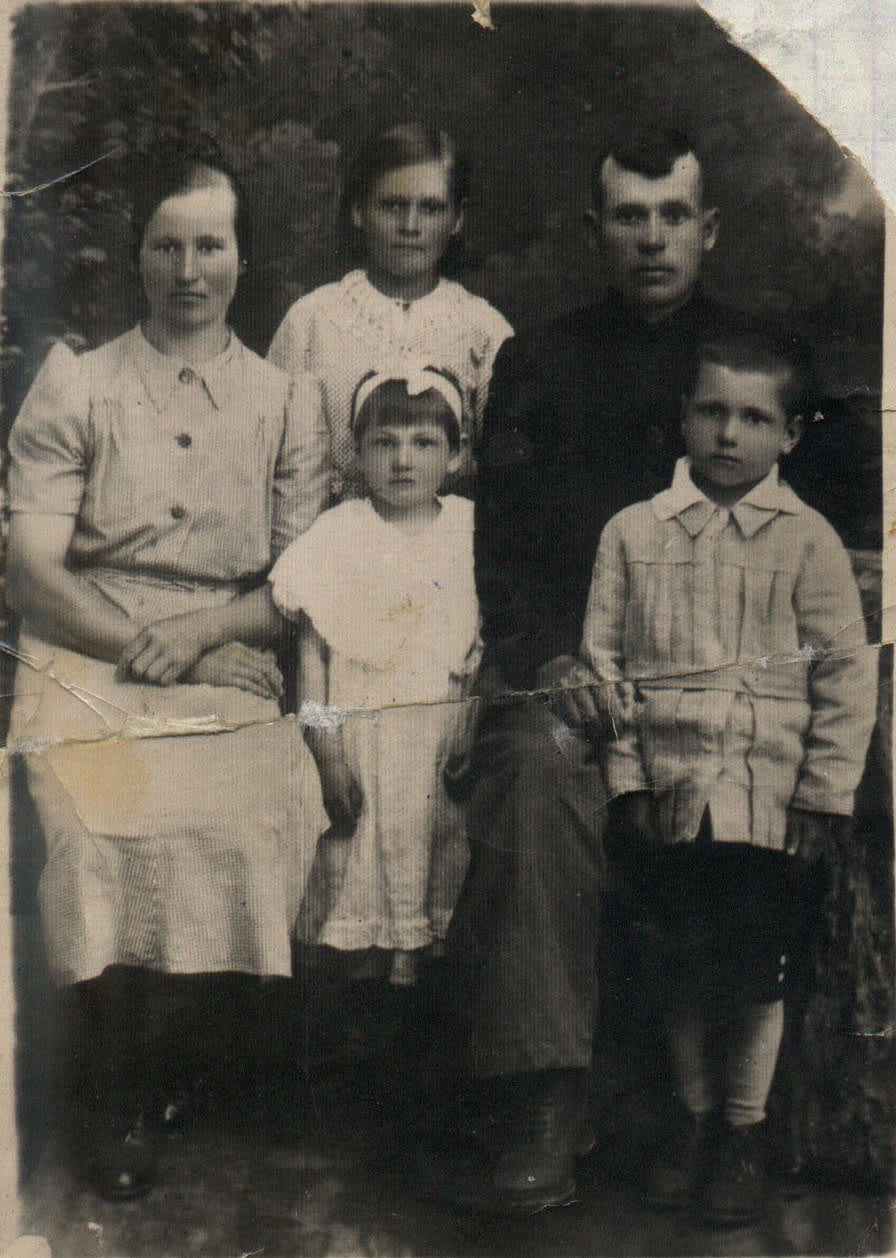 Stepan & Maria Omelianiuk with their children Lidia, Dmitriy & Yevgeniya. Maciejow, 1942, Stepan & Marina Omelianiuk with their children Lidia, Dmitriy & Yevgeniya. Maciejow, 1942