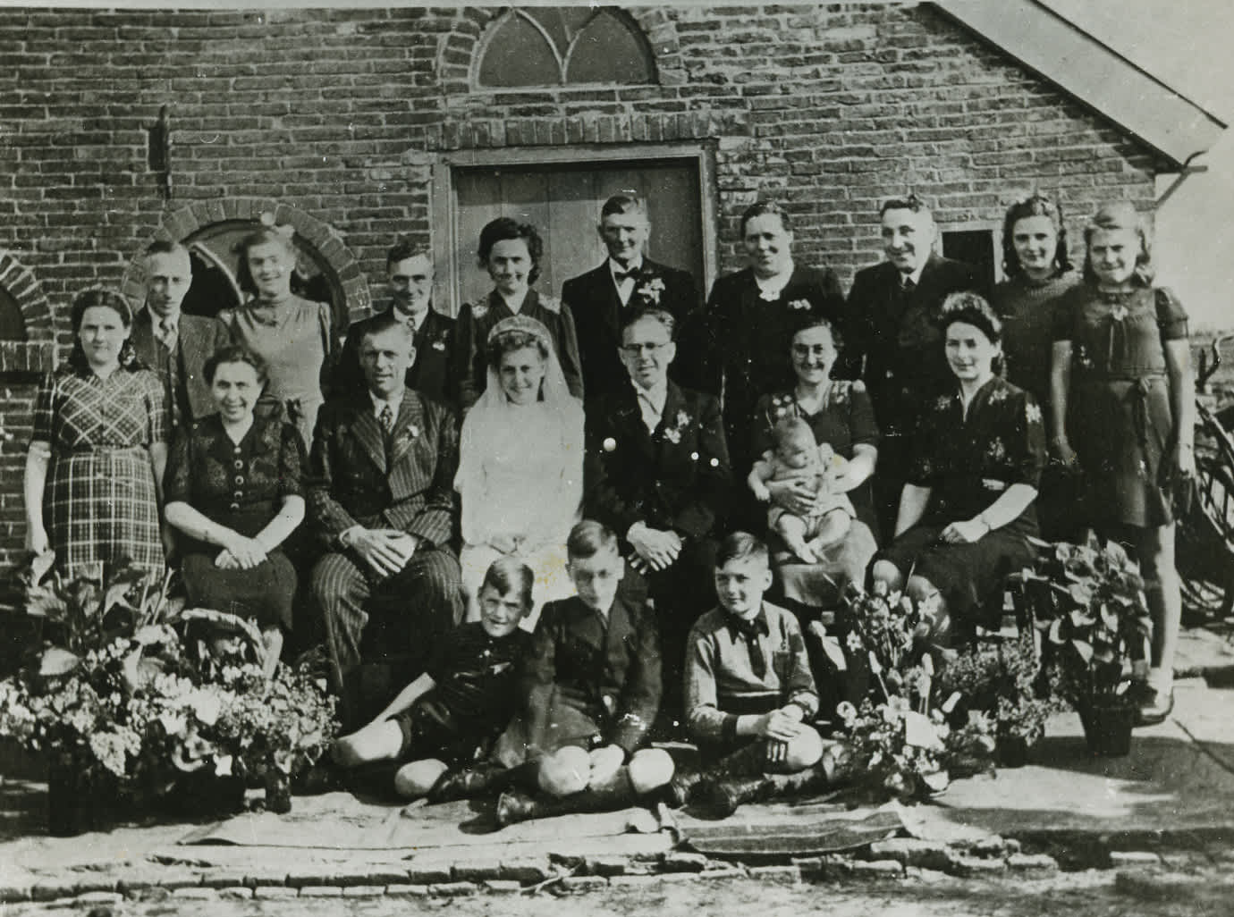 Willem and Hindertje Drenth, their family and the rescued, 8.5.1945