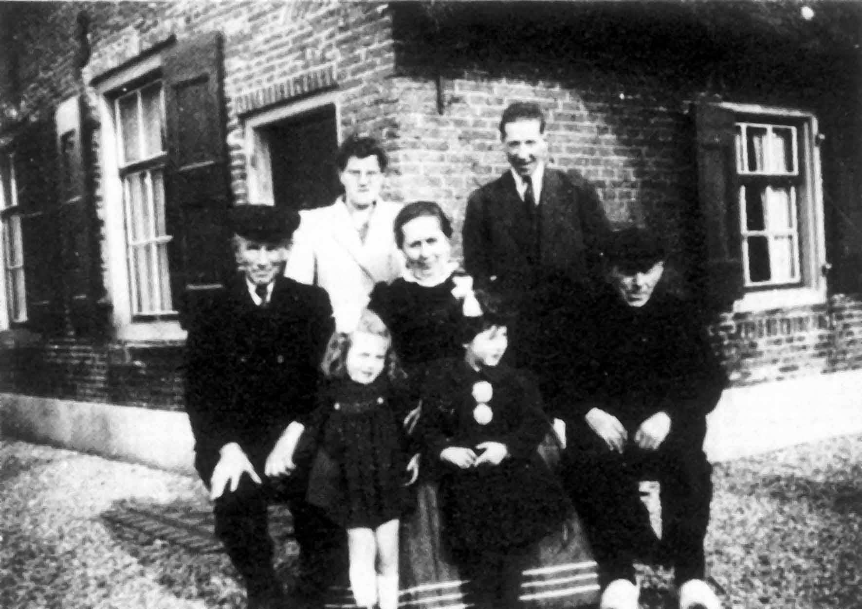 Hermanus and Elizabeth van Essen (standing in the backgound), Hermanus and Elizabeth van Essen (standing in the background)