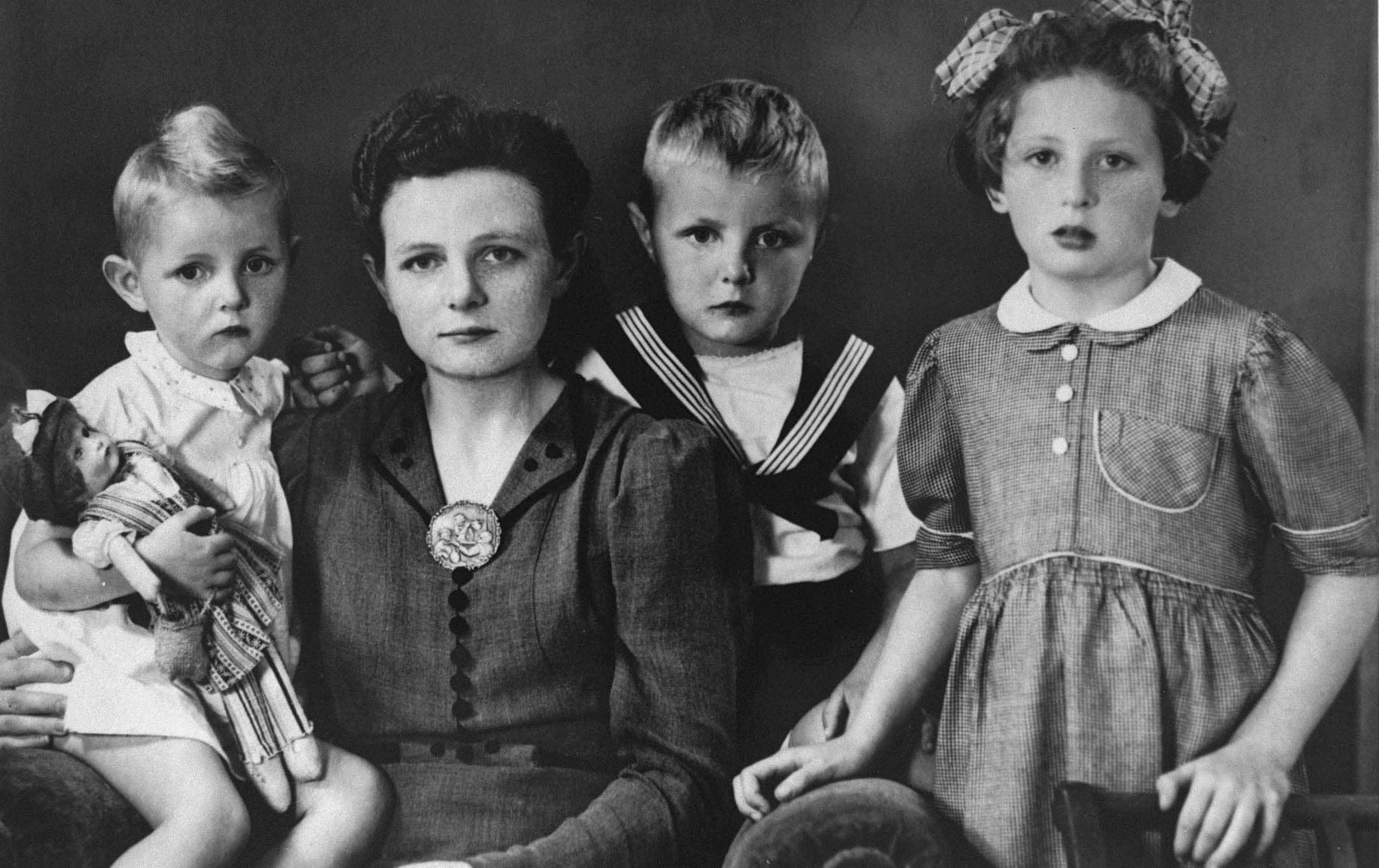Dieuwke Hofstede with her chldren & rescued Henny Kalkstein (from right)
