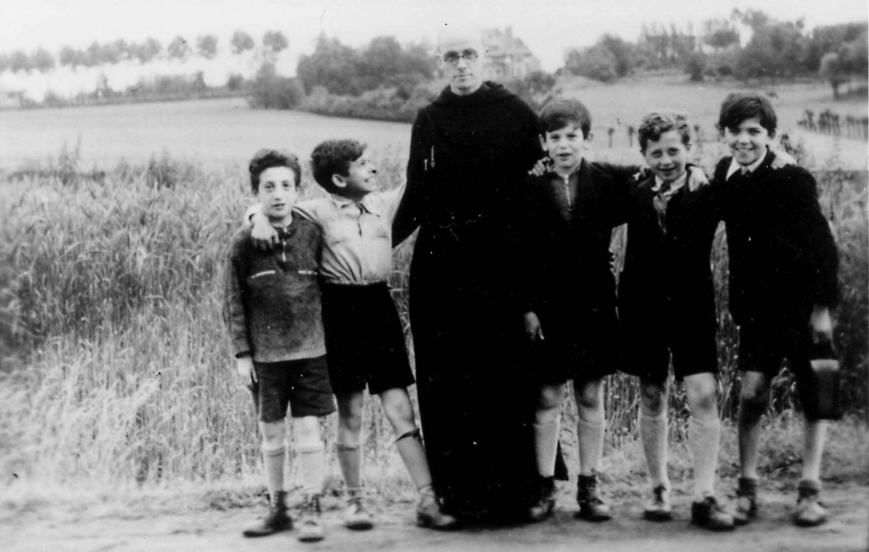 Henri Reynders with five of the recued kids, 1943